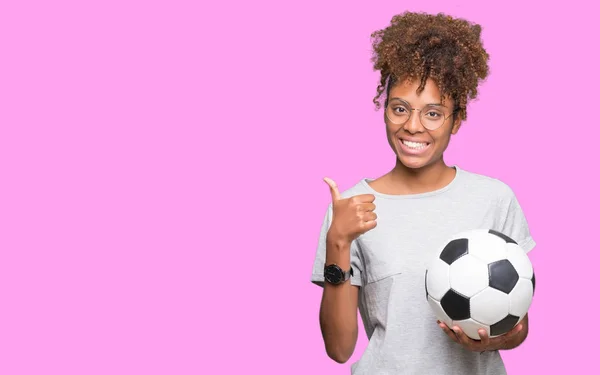 Joven Mujer Afroamericana Sosteniendo Pelota Fútbol Sobre Fondo Aislado Feliz —  Fotos de Stock