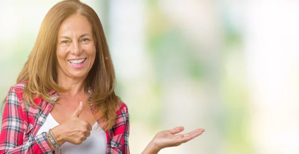 Mooie Middelbare Leeftijd Vrouw Dragen Geïsoleerd Achtergrond Weergegeven Palm Hand — Stockfoto