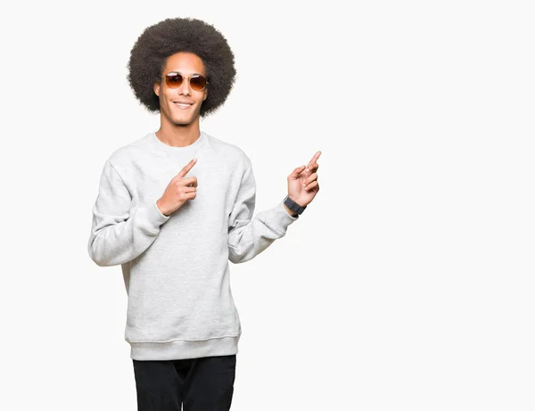 Joven Afroamericano Cabello Afro Con Gafas Sol Sonriendo Mirando Cámara — Foto de Stock