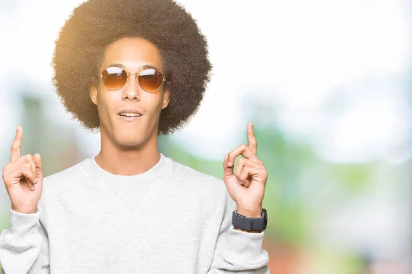 Молодий Афроамериканець Людиною Афро Волосся Носити Сонцезахисні Окуляри Здивували Здивований — стокове фото