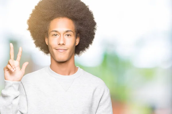 Unga Afroamerikanska Man Med Afro Hår Iklädd Sportig Tröja Visar — Stockfoto