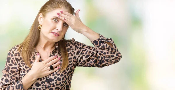 Schöne Reife Frau Mittleren Alters Leopardenkleid Über Isoliertem Hintergrund Die — Stockfoto