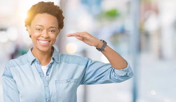 Joven Hermosa Mujer Afroamericana Sobre Fondo Aislado Gesto Con Las — Foto de Stock