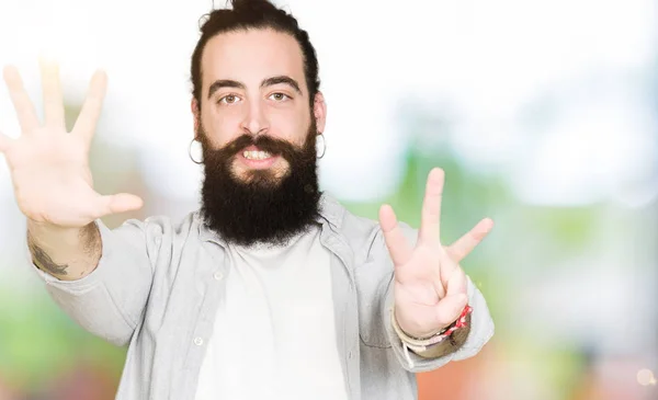 Jovem Com Cabelos Longos Barba Brincos Mostrando Apontando Para Cima — Fotografia de Stock