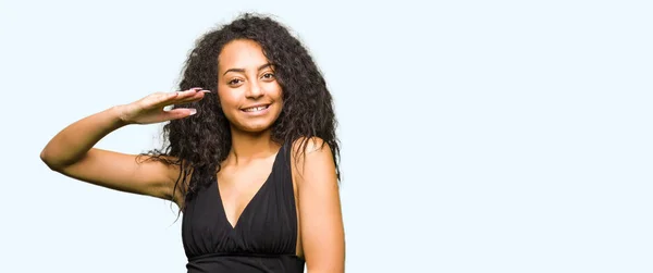 Menina Bonita Nova Com Cabelo Encaracolado Vestindo Saia Moda Gestos — Fotografia de Stock