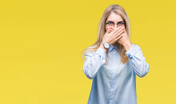 Junge Schöne Blonde Geschäftsfrau Mit Brille Über Isoliertem Hintergrund Schockiert — Stockfoto