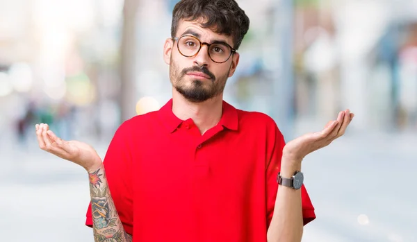 Joven Hombre Guapo Con Gafas Sobre Fondo Aislado Expresión Despistada —  Fotos de Stock