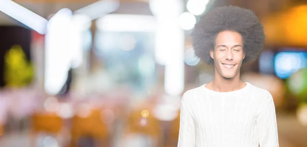Jovem Homem Americano Africano Com Cabelo Afro Vestindo Camisola Inverno — Fotografia de Stock