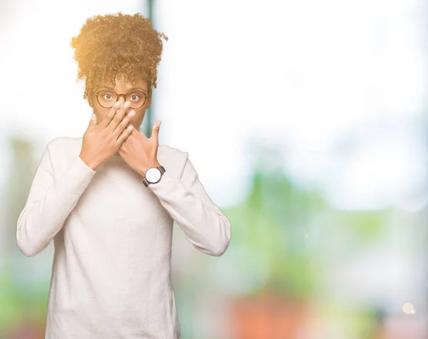 Linda Jovem Afro Americana Usando Óculos Sobre Fundo Isolado Chocado — Fotografia de Stock