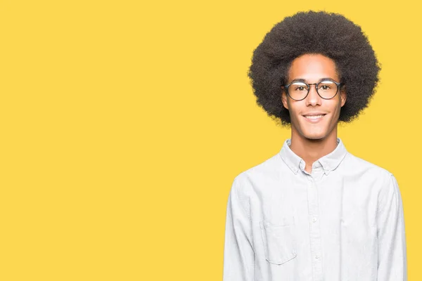 非洲青年美国人 非洲头发戴眼镜 脸上带着快乐和清凉的微笑 幸运的人 — 图库照片