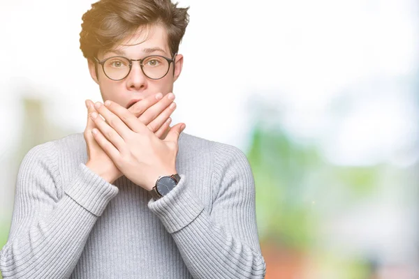 Joven Hombre Guapo Con Gafas Sobre Fondo Aislado Impactó Cubriendo —  Fotos de Stock