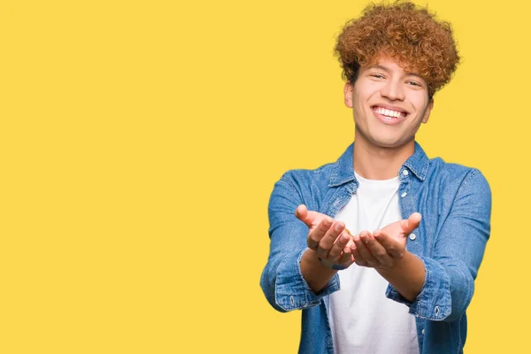 Mladý Pohledný Muž Afro Vlasy Nošení Denim Bunda Úsměvem Rukou — Stock fotografie