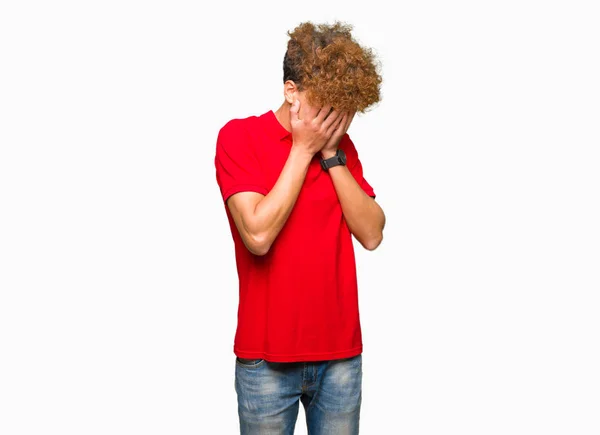 Ein Junger Gutaussehender Mann Mit Afrohaaren Trägt Ein Rotes Shirt — Stockfoto