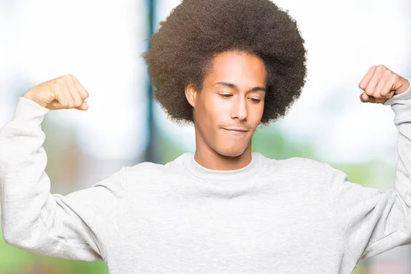 Unga Afroamerikanska Man Med Afro Hår Bär Sportig Tröja Visar — Stockfoto