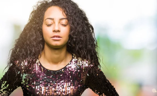 Giovane Bella Ragazza Con Capelli Ricci Indossa Abito Sera Festa — Foto Stock