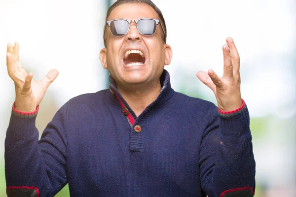 Arab Pria Usia Pertengahan Mengenakan Kacamata Hitam Atas Latar Belakang — Stok Foto