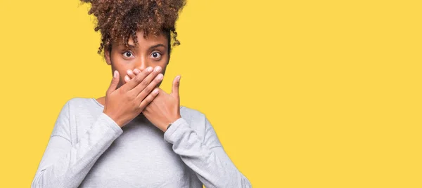 Mooie Jonge Afro Amerikaanse Vrouw Geïsoleerde Achtergrond Geschokt Mond Met — Stockfoto