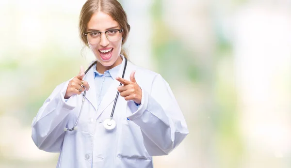 Hermosa Joven Doctora Rubia Vistiendo Uniforme Médico Sobre Fondo Aislado —  Fotos de Stock