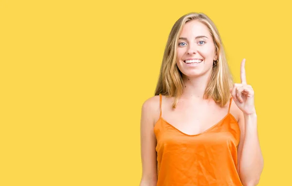 Piękna Młoda Kobieta Sobie Shirt Pomarańczowy Nad Palcem Wskazującym Białym — Zdjęcie stockowe