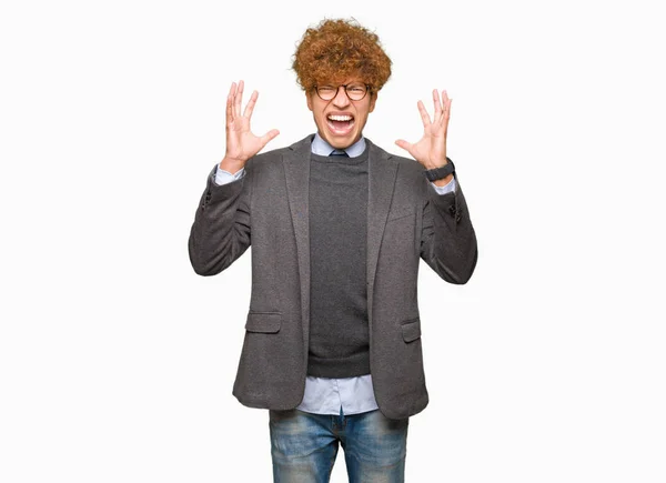 Jovem Homem Negócios Bonito Com Afro Vestindo Óculos Celebrando Louco — Fotografia de Stock