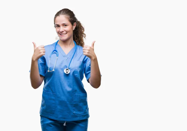 Joven Chica Doctora Morena Vistiendo Uniforme Enfermera Cirujano Sobre Signo — Foto de Stock