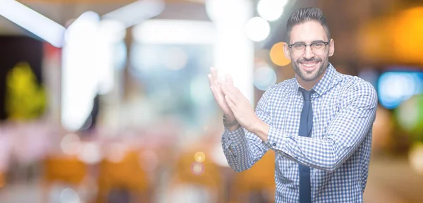 Giovane Uomo Affari Indossa Occhiali Sfondo Isolato Applaudendo Applaudendo Felice — Foto Stock