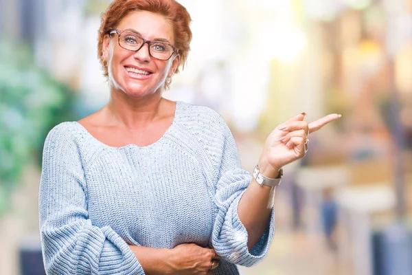 Mulher Ruiva Caucasiana Sênior Atrativa Usando Óculos Sobre Fundo Isolado — Fotografia de Stock