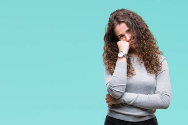 Düşünme izole arka plan inceliyorlar kazak giyen güzel esmer kıvırcık saçlı Genç kız yorgun ve sıkılmış çapraz silah depresyon sorunları ile.