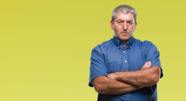 İzole arka plan şüpheci ve sinir, onaylamayan ifade yüz çapraz kollu yakışıklı komuta sizde. Negatif kişi.