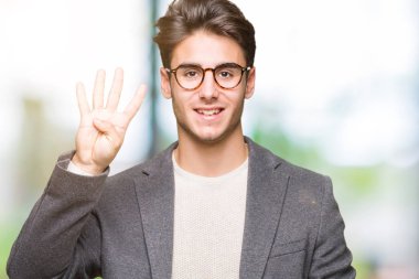 Gösterilen arka plan üzerinde gözlük takan genç iş adamı izole ve parmakları ile işaret kendinden emin ve mutlu gülümseyerek süre dört numara.