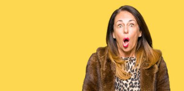 Güzel Orta Çağ zarif kadın vizon ceket giyiyor şok yüzünde, şüpheci ve alaycı görünümlü, açık ağız ile şaşırttı