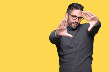 Genç yakışıklı adam gözlük izole üzerinde çerçeve kullanarak el avuç içi ve parmaklar, kamera perspektif yapıyor gülen arka plan