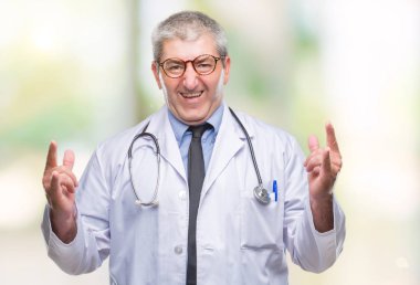 Yakışıklı kıdemli Doktor adam deli ifade rock simge elle yapıyor ile bağırarak izole arka plan üzerinde. Müzik yıldızı. Ağır kavramı.