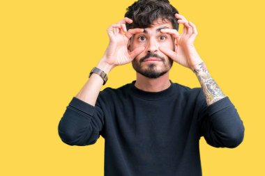 Yakışıklı delikanlı ile parmak, Uykulu ve sabah yorgunluk için yorgun gözlerini açmaya çalışırken izole arka plan üzerinde