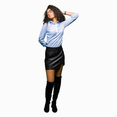 Kıvırcık saçlı Genç güzel iş kızı, geri uzanan gözlük giyiyor, yorgun ve rahat, Uykulu ve erken sabah için esneme