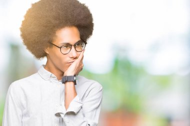 Afrikalı-Amerikalı genç afro saçlı gözlüklü seyir yorgun ve çapraz kolları olan depresyon sorunları ile sıkılmış düşünme.