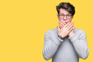 Üzerinde gözlük takan genç yakışıklı adam arka plan ağız hata için elleriyle kapsayan şok izole. Gizli kavramı.