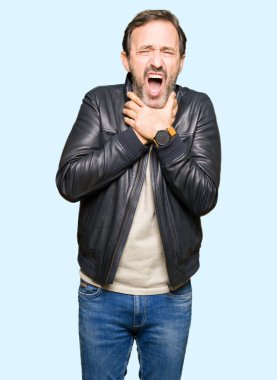 Siyah deri giyen orta yaş yakışıklı adam ceket bağırarak ve çünkü boğmak acı kendi ellerimle öldürürüm. Sağlık sorunu. Yaralarından ve intihar kavramı.