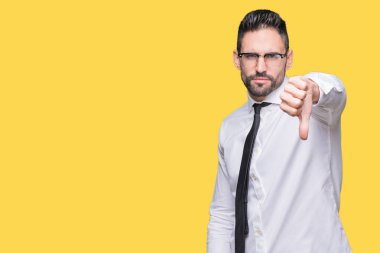 Mutsuz ve kızgın ret gösterilen ve başparmak aşağı hareketi ile negatif seyir izole arka plan üzerinde gözlük takan genç yakışıklı iş adamı. Kötü ifade.