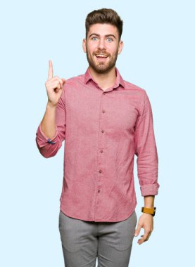 Genç yakışıklı iş casual başarılı fikirle yukarı işaret parmağı dostum. Çıktıktan ve mutlu. Bir numara.