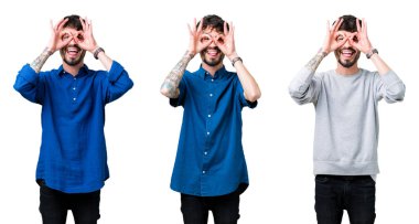 Kolaj dilini dışarı, parmaklarının arasından baktığını dürbün gibi ok jest yapıyor izole arka plan üzerinde genç adam. Deli ifade.