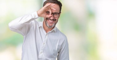 Gülümseyen, parmakları ile mutlu yüz üzerinden seyir göz el ile ok jest yapıyor izole arka plan üzerinde gözlük takan yakışıklı orta yaş zarif üst düzey iş adamı.