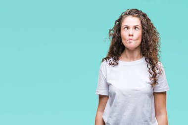Güzel esmer kıvırcık saçlı Genç kız izole arka plan yapma balık yüzüne dudaklı, çılgın ve komik bir jest rahat t-shirt giyiyor. Komik ifade.