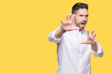 Şokta bağırarak genç iş adamı izole arka plan korkuyor ve dehşet korku ifade dur hareketi el ile ile üzerinden. Panik kavramı.