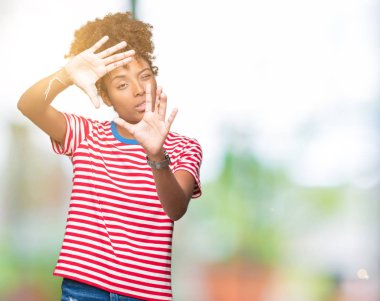 Güzel genç Afro-Amerikan kadın yüzünden izole arka plan kullanarak el avuç içi ve parmaklar, kamera perspektif çerçevesini yapıyor gülen