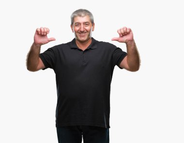 Yüzünde gülümseme ile kendinden emin görünüyorsun, kendini gururlu ve mutlu parmakları ile işaret izole arka plan üzerinde üst düzey yakışıklı.