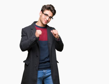 Genç yakışıklı zarif adam yüzünde gülümseme ile kendinden emin görünüyorsun, kendini gururlu ve mutlu parmakları ile işaret izole arka plan üzerinde gözlük.