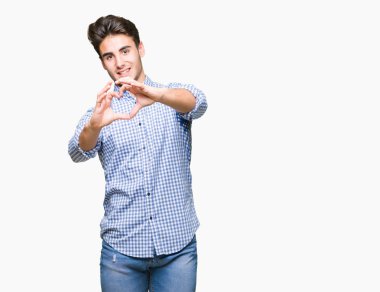 Genç yakışıklı iş adamı aşık kalp simgesi ve elleriyle şekil gösteren gülümseyen izole arka plan üzerinde. Romantik kavramı.