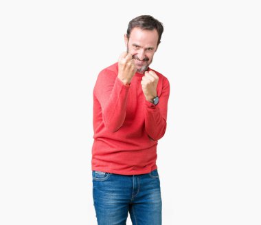 Yakışıklı orta yaş ağarmış komuta sizde giyen kış kazak izole arka plan üzerinde yumruk savunma hareketi, kızgın ve üzgün yüz, sorunu korkuyor ile savaşmaya hazır