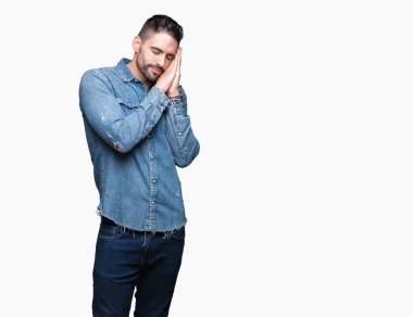 Yakışıklı delikanlı uyku yorgun hayal ve ellerle birlikte poz ile kapalı gözler gülümseyen izole arka plan üzerinde.